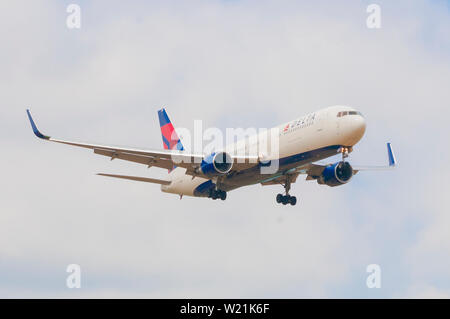 Pise, Italie - 22 juin 2012 - UN Delta Airlines avion atterrit à l'aéroport de Pise en provenance de New York Banque D'Images