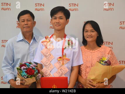 Un jeune élève porte une guirlande faite de l'argent des billets, tandis que les étudiants thaïlandais et leurs familles à l'Srisavarindhira Institut de la Croix-Rouge thaïlandaise (soins infirmiers TRCN) à Bangkok, Thaïlande, célébrer le progrès avec leurs études le 5 juillet 2019. TRCN, fondée en 1914, est l'une des plus anciennes et des plus importantes écoles de soins infirmiers en Thaïlande. Chaque année, il s'inscrit plus de 1 000 étudiants en soins infirmiers. Banque D'Images