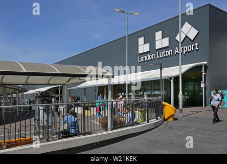 L'aéroport de Luton, Londres. Aire de débarquement des passagers et l'entrée de l'aérogare principale - avec des nouveaux Logo aéroport (été 2019) Banque D'Images