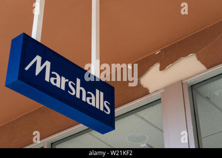 Fil, USA. 4 juillet, 2019. Une boutique est vu avec mur brisé après le séisme dans la région de Piracicaba, Sao Paulo, les États-Unis, le 4 juillet 2019. Un séisme de magnitude 6,4 a secoué l'extrémité de la vallée de Searles aux États-Unis ouest de l'état de Californie le jeudi, causant des blessures et des dommages, et jusqu'à présent, il n'y a eu aucun rapport de blessés dans le centre-ville de Los Angeles et dans les environs. Credit : Qian Weizhong/Xinhua/Alamy Live News Banque D'Images