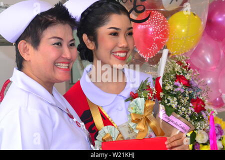 Les étudiants et leurs familles à l'Srisavarindhira Institut de la Croix-Rouge thaïlandaise (soins infirmiers TRCN) à Bangkok, Thaïlande, célébrer le progrès avec leurs études le 5 juillet 2019. TRCN, fondée en 1914, est l'une des plus anciennes et des plus importantes écoles de soins infirmiers en Thaïlande. Chaque année, il s'inscrit plus de 1 000 étudiants en soins infirmiers. Banque D'Images