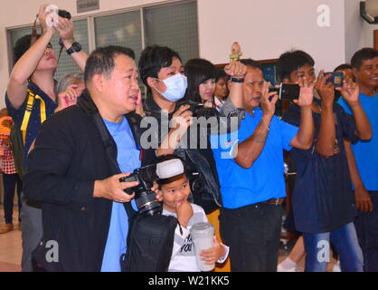 Les photographes de prendre des photos des élèves et de leurs familles à l'Srisavarindhira Institut de la Croix-Rouge thaïlandaise (soins infirmiers TRCN) à Bangkok, Thaïlande, célébrer le progrès avec leurs études le 5 juillet 2019. TRCN, fondée en 1914, est l'une des plus anciennes et des plus importantes écoles de soins infirmiers en Thaïlande. Chaque année, il s'inscrit plus de 1 000 étudiants en soins infirmiers. Banque D'Images