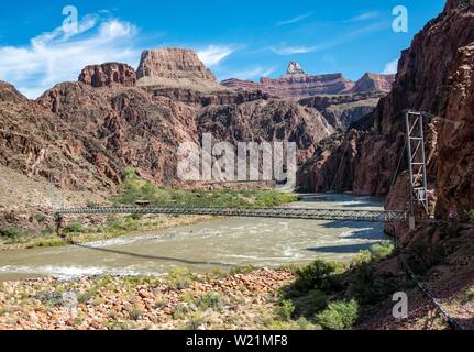 Pont suspendu de la Bright Angel Trail sur le fleuve Colorado, le Parc National du Grand Canyon, Arizona, USA Banque D'Images