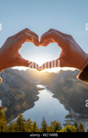 Côté forme un coeur en face de Alpes et Lac de montagne, symbole d'amour pour la nature et la randonnée, vue d'Schonjochl, Plansee, Tyrol, Autriche Banque D'Images