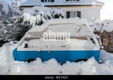 Location parking couvert de neige dans la zone résidentielle, VW Bus T3, Munich, Haute-Bavière, Bavière, Allemagne Banque D'Images