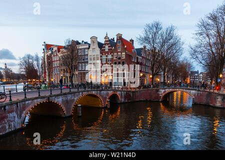 Au crépuscule, Keizersgracht Canal Leidsegracht et canaux et ponts, Amsterdam, Hollande du Nord, Pays-Bas Banque D'Images