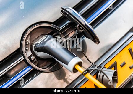 La voiture électrique d'être rechargé, Amsterdam, Pays-Bas Banque D'Images