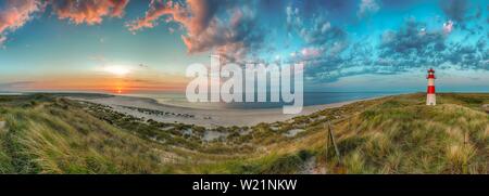 Panorama au coucher du soleil et le coude avec le phare, l'île de Sylt, le frison du Nord, mer du Nord, Frise du Nord, Schleswig-Holstein, Allemagne Banque D'Images