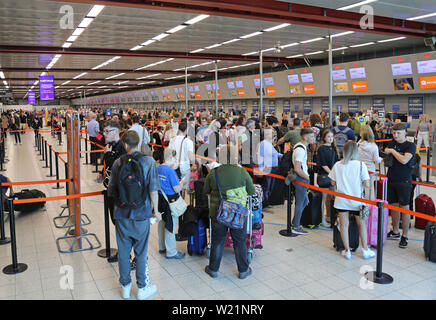 L'aéroport de Londres Luton, Royaume-Uni, salle d'enregistrement. Les passagers Easyjet la queue pour avoir de l'archipel. Le Luton salle d'enregistrement a 62 pupitres dans une seule ligne. Banque D'Images