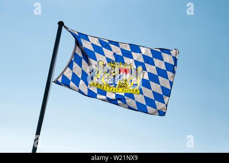 Drapeau bleu-blanc avec le blason de l'Etat libre de Bavière dans le vent, Markt souabe, Bayern, Oberbayern, Allemagne Banque D'Images