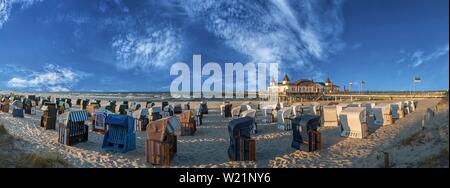 Chaises de plage d'Ahlbeck, jetée d'Usedom, l'île, de la mer Baltique Mecklembourg-Poméranie-Occidentale, Allemagne Banque D'Images