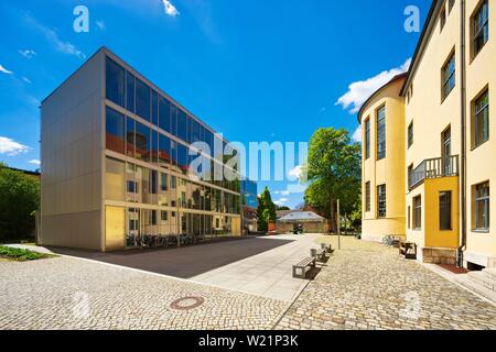 Bauhaus-Universitat Weimar, le bâtiment principal historique se reflète dans le verre, l'UNESCO World Heritage Site, Weimar, Thuringe, Allemagne Banque D'Images