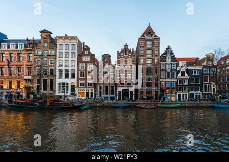 Rangée de maisons historiques sur un canal à la tombée du jour, Amsterdam, Hollande du Nord, Pays-Bas Banque D'Images