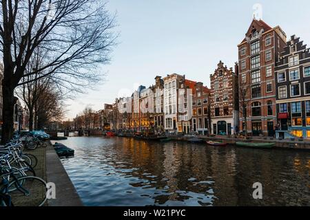 Rangée de maisons historiques sur un canal à la tombée du jour, Amsterdam, Hollande du Nord, Pays-Bas Banque D'Images