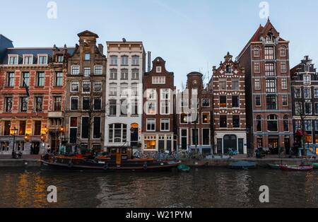 Rangée de maisons historiques sur un canal à la tombée du jour, Amsterdam, Hollande du Nord, Pays-Bas Banque D'Images