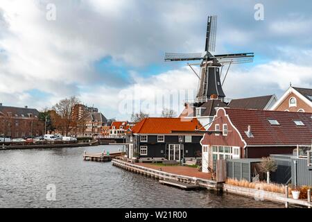 Adriaan De moulin sur la rivière Spaarne, Haarlem, Hollande du Nord, Pays-Bas Banque D'Images