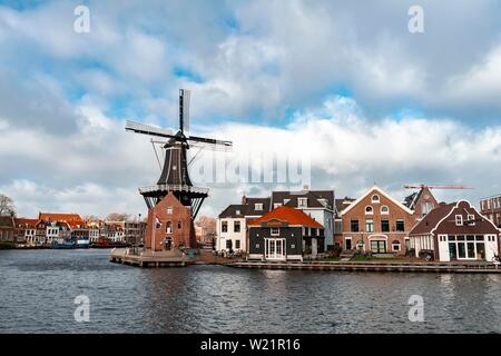 Adriaan De moulin sur la rivière Spaarne, Haarlem, Hollande du Nord, Pays-Bas Banque D'Images