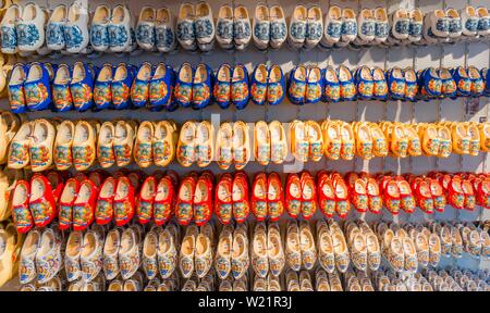 Traditionnellement néerlandaise des chaussures en bois peintes de couleurs vives sur rack pour la vente, les sabots, Amsterdam, Hollande du Nord, Pays-Bas Banque D'Images