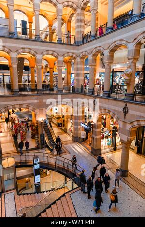 Magna Plaza shopping mall, vue de l'intérieur, de style néo-gothique, Amsterdam, Hollande du Nord, Pays-Bas Banque D'Images