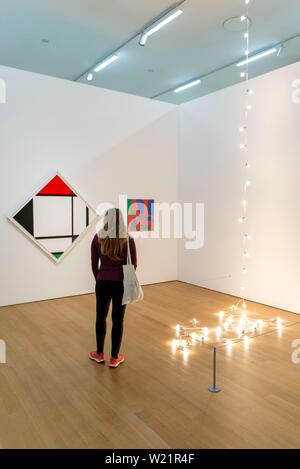 Visiteur se penche sur des tableaux modernes, l'espace d'exposition au Musée d'Art Moderne Stedelijk, Amsterdam, Pays-Bas Banque D'Images