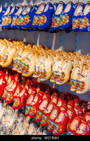 Traditionnellement néerlandaise des chaussures en bois peintes de couleurs vives sur rack pour la vente, les sabots, Amsterdam, Hollande du Nord, Pays-Bas Banque D'Images