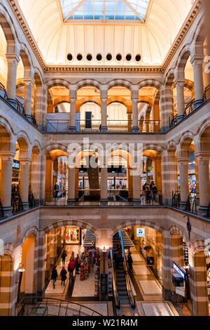 Magna Plaza shopping mall, vue de l'intérieur, de style néo-gothique, Amsterdam, Hollande du Nord, Pays-Bas Banque D'Images