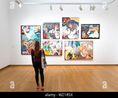 Visiteur se penche sur des tableaux modernes, l'espace d'exposition au Musée d'Art Moderne Stedelijk, Amsterdam, Pays-Bas Banque D'Images