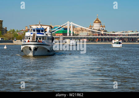 Moscou, Russie - le 6 mai 2019 : Vue de l'Andreevsky pont sur la rivière de Moscou et de tourisme de plaisance sur une journée d'été Banque D'Images