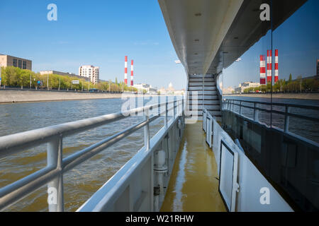 Moscou, Russie - le 6 mai 2019 : vue sur les tuyaux de CHPP-12 de l'OJSC (RU) sur Berezhkovskaya Embankment reflète dans la vitre d'un bateau de plaisance sur Banque D'Images