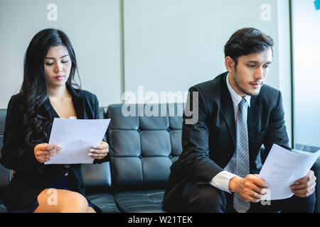 Hommes et de femmes d'affaires et des débats sur les documents et d'idées en réunion et concept d'entrevue d'emploi Banque D'Images