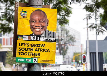 Johannesburg, Afrique du Sud, 22 mars 2019 -- des affiches électorales politiques attachés à des sondages dans le centre ville. Banque D'Images