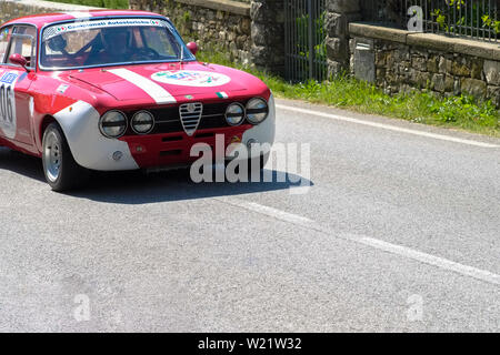 19e siècle old vintage voiture Alfa Romeo en compétition pour la course principale avec un paysage de campagne autour de la piste. Pistoia, Florence. Toscane Italie Banque D'Images