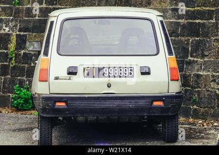 Voiture ancienne rétro Ranault 5 stationné à côté d'un ancien mur. Florence Toscane, Italie Banque D'Images