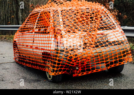 Voiture ancienne rétro Ranault 5 garé avec un sentier en plastique pour des raisons de sécurité après un plantage de l'accident. Campagne Près de Florence, Toscane, Italie Banque D'Images