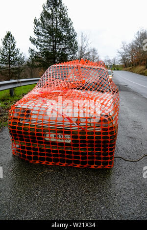 Voiture ancienne rétro Ranault 5 garé avec un sentier en plastique pour des raisons de sécurité après un plantage de l'accident. Campagne Près de Florence, Toscane, Italie Banque D'Images