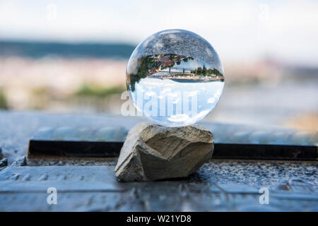 Vue panoramique de Prague grâce à la bille de verre. Abstract city voir photo. Banque D'Images