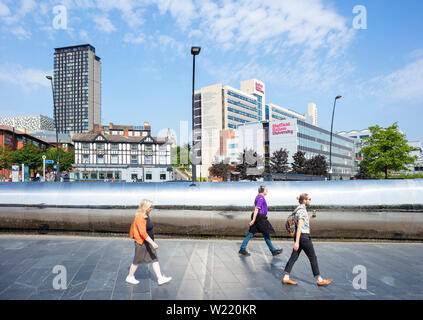 Sheffield Hallam University sheffield derrière la pointe de la gerbe Fontaine Square Sheffield South Yorkshire Angleterre UK GO Europe Banque D'Images