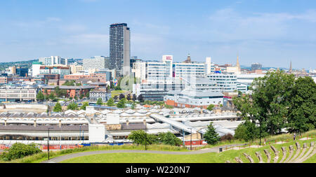 La gare de centre-ville de Sheffield Sheffield Hallam University et toits de Sheffield Sheffield Sheffield South Yorkshire Angleterre Amphithéâtre UK GO Banque D'Images