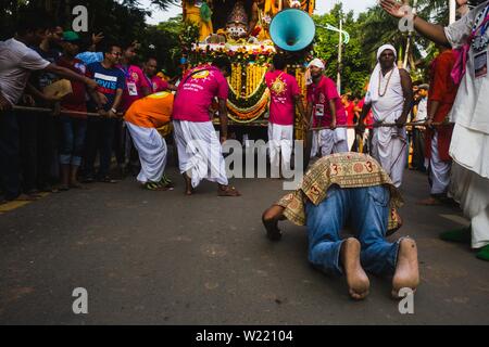 Rathajatra est un voyage dans un char, accompagné par le public. Il se réfère généralement à une procession (voyage) de divinités, des gens habillés comme des divinités, ou simplement saints religieux et les dirigeants politiques. Le terme apparaît dans les textes médiévaux de l'Inde telles que les Puranas, qui mentionnent le Rathajatra de Surya (le dieu Soleil), de Devi (déesse-mère), et de Vishnu. Ces voyages char possèdent des événements où les individus ou les déités sortent d'un temple accompagnés par l'agence de voyage avec eux à travers le Ksetra (région, rues) à un autre temple ou à la rivière ou la mer. Somet Banque D'Images