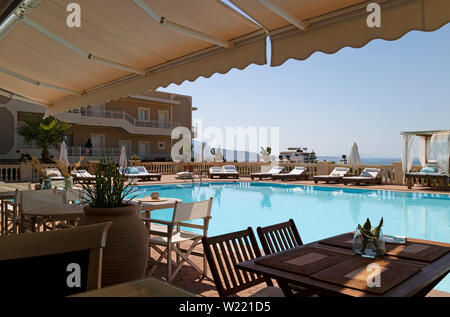 Crète, Grèce. Juin 2019. Alimentation et espace de bronzage autour de la piscine de l'hôtel en Crète, Grèce. Banque D'Images