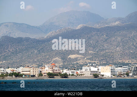 Ierapetra, Crete, Grèce. Juin 2019. Le sud de la ville côtière de Ierapetra et l'église d'Agia Fotini avec un décor de montagnes Banque D'Images