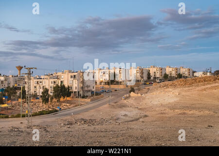 Mitzpe Ramon ville au crépuscule dans désert du Néguev, Israël Banque D'Images