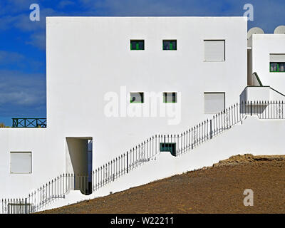 Lanzarote Puerto del Carmen grande chambre aux murs blancs et les garde-corps avec ciel bleu foncé Banque D'Images