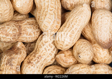 Les arachides. Arachides cuites en vente au marché de fruit. Banque D'Images