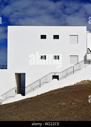 Lanzarote Puerto del Carmen grande chambre aux murs blancs et les garde-corps avec ciel bleu foncé Banque D'Images