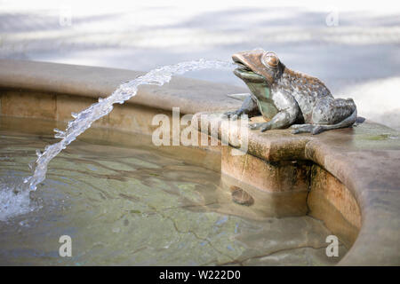 - Swieradow Zdroj / Pologne - célèbre grenouille statue par une fontaine dans la sève resort. Banque D'Images