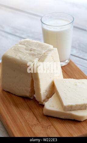 Tranches de fromage Tulum tulum peyniri (turc :) est un bain turc traditionnel fromage de chèvre affiné dans une outre de l'enveloppe, appelée tulum en turc. Banque D'Images