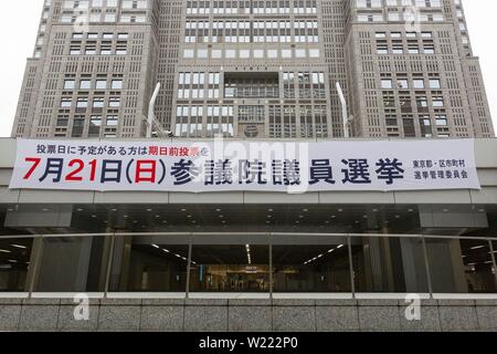 Tokyo, Japon. 05 juillet, 2019. Une bannière pour le 21 juillet de l'élection de la Chambre haute est perçu à l'extérieur de la ville de Tokyo. Les campagnes pour l'élection à la Chambre haute a officiellement vu le jour le Jeudi, 04 juillet, et aura lieu le 21 juillet. Credit : Rodrigo Reyes Marin/AFLO/Alamy Live News Banque D'Images