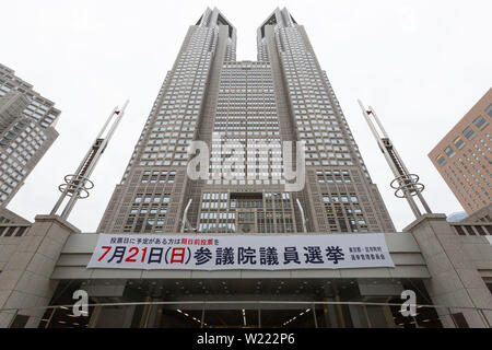 Tokyo, Japon. 05 juillet, 2019. Une bannière pour le 21 juillet de l'élection de la Chambre haute est perçu à l'extérieur de la ville de Tokyo. Les campagnes pour l'élection à la Chambre haute a officiellement vu le jour le Jeudi, 04 juillet, et aura lieu le 21 juillet. Credit : Rodrigo Reyes Marin/AFLO/Alamy Live News Banque D'Images