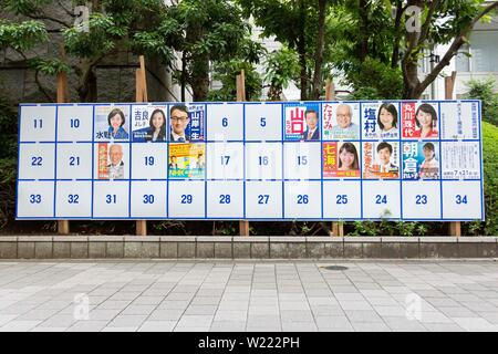 Tokyo, Japon. 05 juillet, 2019. Un tableau d'affichage des candidats érigé avec des affiches pour le 21 juillet de l'élection de la Chambre haute est situé à l'extérieur de la ville de Tokyo. Les campagnes pour l'élection à la Chambre haute a officiellement vu le jour le Jeudi, 04 juillet, et aura lieu le 21 juillet. Credit : Rodrigo Reyes Marin/AFLO/Alamy Live News Banque D'Images